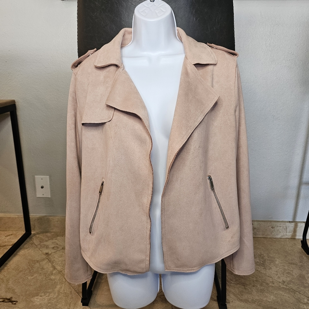 Pink Blazer with Wide Lapels and Open Collar